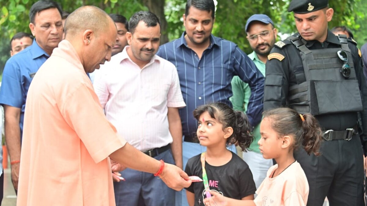 Cm Yogi On Janta Darshan: सीएम योगी ने जनता दर्शन में सुनी 400 लोगों की समस्याएं, कहा- शीघ्र हो समस्याओं का समाधान