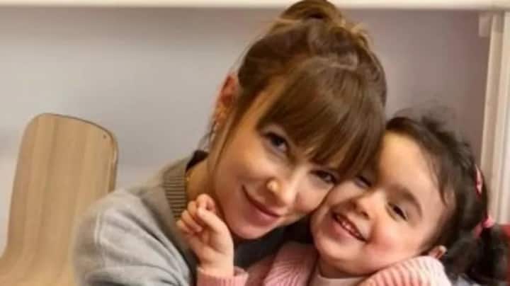 कानूनी सलाह लेने के बाद, उनके वकीलों को पता चला कि गेम ऑफ थ्रोन्स के लिए ट्रेडमार्क तो है, लेकिन यह वस्तुओं और सेवाओं के लिए है - किसी व्यक्ति के नाम के लिए नहीं.