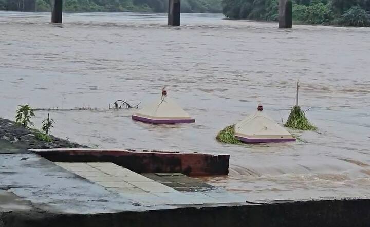 રીવરફ્રન્ટ પર પોલીસ બંદોબસ્ત ગોઠવી દેવામાં આવ્યો છે. અનેક નીચાણવાળા વિસ્તારના ગામોને એલર્ટ કરાયા છે.