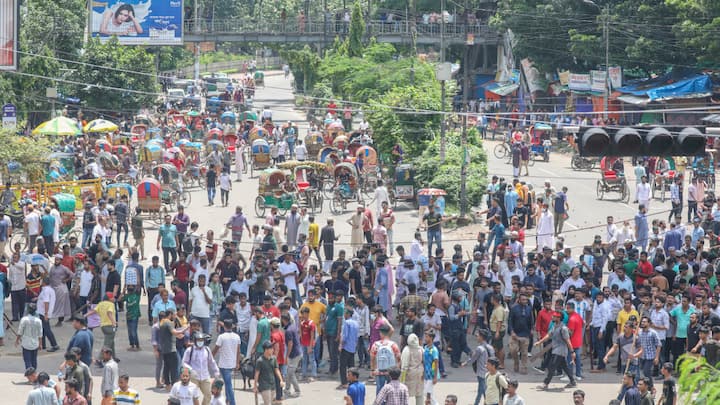 Bangladesh News: बांग्लादेश में आरक्षण विरोधी आंदोलन ने काफी हिंसक रूप ले लिया है. रिपोर्ट्स के मुताबिक प्रदर्शनकारी प्रधानमंत्री शेख हसीना के कार्यालय में घुस गए और जमकर उत्पात मचाया.