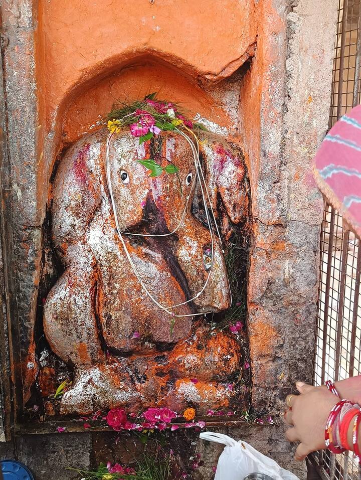 यहां का परिसर शिवलिंग से भरा हुआ है, ऐसा लगता है कि हर काल में प्रमुख भक्तों ने यहां शिवलिंग की स्थापना की होगी. मुख्य शिवलिंग पर 999 छोटे शिवलिंग हैं. इसके साथ ही छोटा मुख्य शिविलिंग है, इसके अलावा भी जगह-जगह अनगिनत शिविलिंग हैं.