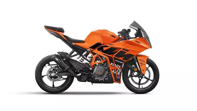 கேடிஎம் ஆர்சி KTM RC 390 மாடலின் விலையானது ரூ.3.20  லட்சத்தில் (எக்ஸ்-ஷோரூம்) இருந்து தொடங்குகிறது. இந்த பைக் 28.4  கிமீ மைலேஜை வழங்குகிறது.