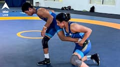 স্বপ্নভঙ্গের দিনে কুস্তির শেষ আটে পৌঁছে আশা বাঁচিয়ে রাখলেন মহিলা পালোয়ান নিশা