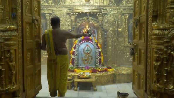 શ્રાવણ મહિનાને ધ્યાનમાં રાખી સોમનાથ મહાદેવ મંદિર વહેલી સવારે 4 વાગ્યે ખુલી જાય છે અને રાત્રે 10 વાગ્યે બંધ કરવામાં આવે છે.