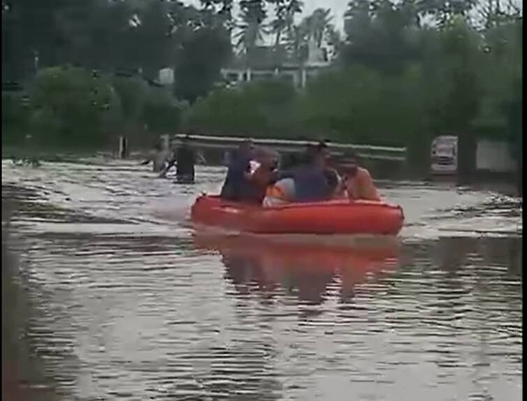 Heavy Rain News Ambika River Water flows going to Dhol Village and it became Island monsoon rainfall Heavy Rain: નવસારીમાં 9 ઇંચ વરસાદથી ધોલ ગામ બેટમાં ફેરવાયું, અંબિકા નદીના પાણી ઘરો-ખેતરોમાં ફરી વળ્યા