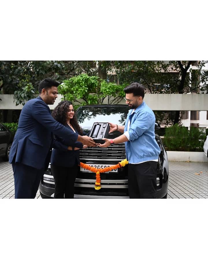 त्यांनी खरेदी केलेल्या या कारची किंमत 2 कोटी रुपये आहे. त्याने या कारचे फोटो त्याच्या इन्स्टाग्राम खात्यावर शेअर केले आहे. त्या फोटोंमध्ये राहुल आपल्या कारची चावी घेत असल्याचं दिसत आहे. ( P.C rahulvaidyarkv )