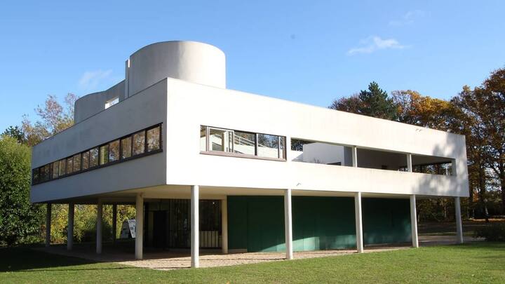 विला सावॉय, इस घर की छत पर बने बगीचे से अद्भुत दृश्य दिखाई देते हैं, जबकि इसका डिजाइन प्रकृति को भी सहेजे हुए लगते हैं.