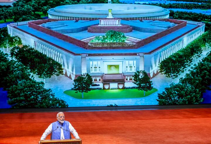 अवध ओझा से पीएम मोदी पर तीन बार सवाल हुए थे. दो बार उन्होंने स्पष्ट जवाब नहीं दिया, जबकि तीसरी बार में कुछ बातें कहीं.