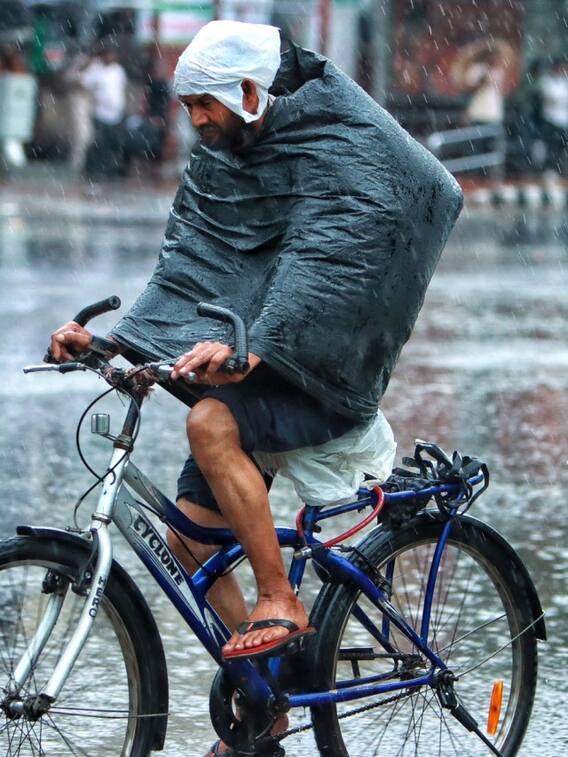 दिल्ली में बारिश से मौसम हुआ कूल-कूल, क्या आज भी उमस से मिलेगी राहत?