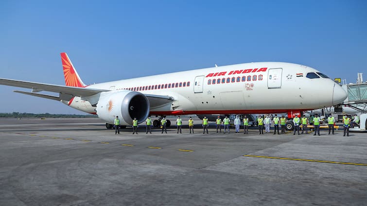 Bangladesh Government Crisis Air India Indigo cancel flights to Bangladesh Bangladesh Government Crisis: एयर इंडिया और इंडिगो ने बांग्लादेश के लिए रद्द कीं उड़ानें, जारी की हेल्पलाइन