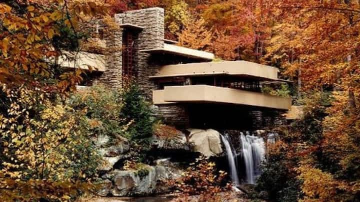 फालिंगवाटर.. ये घर दुनिया का सबसे सुंदर घर माना जाता है. यहां गिरता पानी इनडोर और आउटडोर जगहों के बीच के स्पेस को धुंधला कर देता है, इसमें प्रकृति का सुंदर नजारा भी दिखता है.