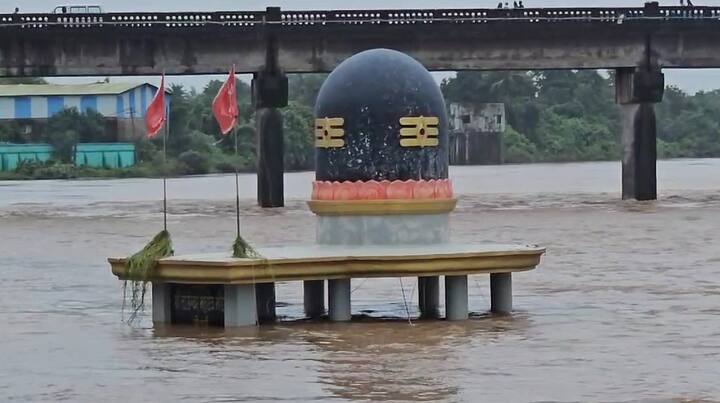 કાવેરી નદી ગાંડીતુર બનતા તંત્ર એલર્ટ છે. ચીખલી ગામના રીવર ફ્રન્ટ પર પાણી ફરી વળ્યા છે. કાવેરી નદીના પાણી ફરી વળતા રિવરફ્રન્ટનું તડકેશ્વર મહાદેવ મંદિર પાણીમાં ગરકાવ થયું છે.