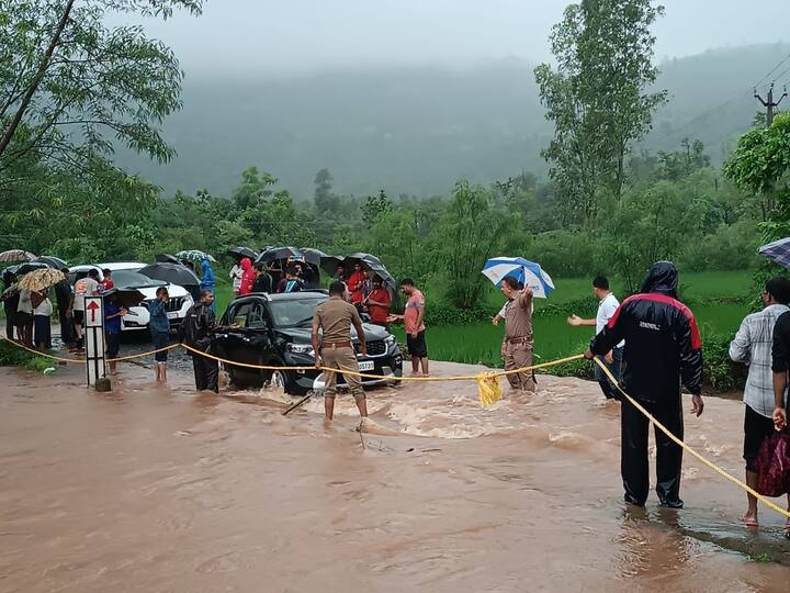 ધોધમાં અચાનક પાણીનો પ્રવાહ વધી જતા 1200થી વધુ સહેલાણીઓ અટવાયા હતા. વાંસદા પોલીસને જાણ થતા પોલીસે ટીમ બનાવી તમામ લોકોને સુરક્ષિત રેસ્ક્યુ કર્યા હતા.