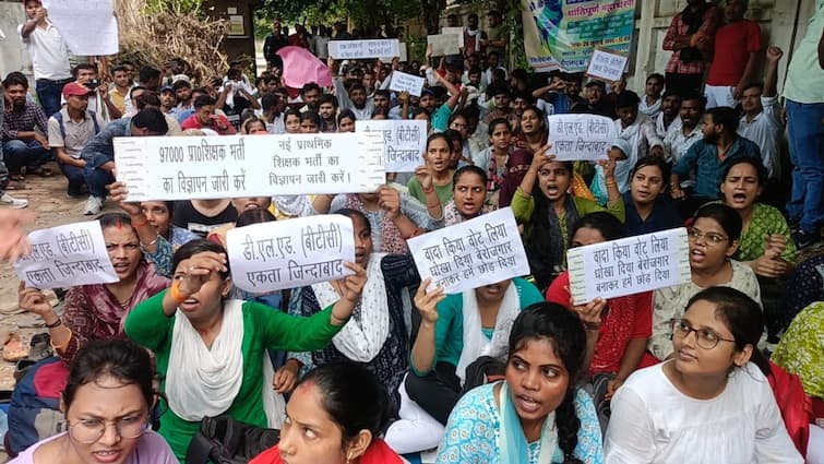 UP Teachers not recruited in basic schools for the last six years candidates protest ann UP Jobs News: यूपी में छह साल से नहीं हुई बेसिक स्कूलों में टीचर की भर्ती, अभ्यर्थियों ने किया जोरदार प्रदर्शन