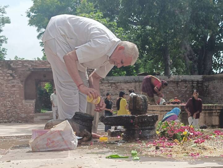 कुछ सालों के बाद जब वह दुष्यंत के साथ हस्तिनापुर गई, तो दुष्यंत ने उन्हें पहचानने से इनकार कर दिया. भरत का जन्म दुष्यंत- शकुंतला के प्रणय से हुआ था, जो कण्व ऋषि के आश्रम में पले-बढ़े थे और वह महाप्रतापी बालक शेरों के साथ खेलते थे.