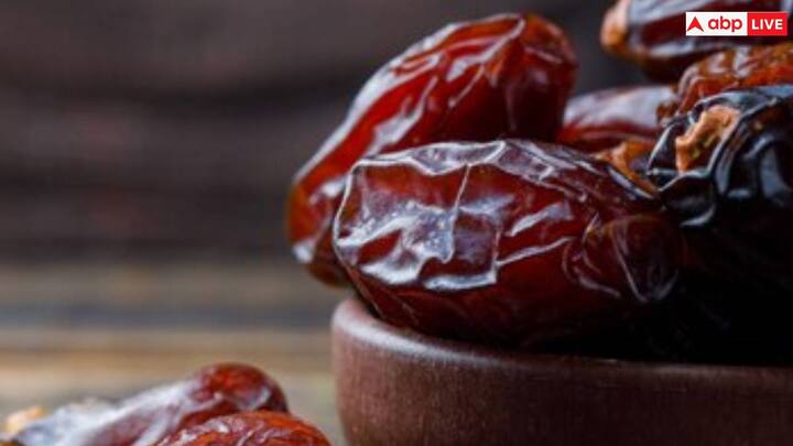 खजूर में कार्बोहाइड्रेट होते हैं. जो धीरे-धीरे पचता है. खाने के बाद शरीर में ब्लड में शुगर लेवल बढ़ा सकता है.