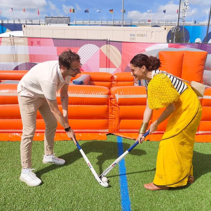 तस्वीरों में खास बात ये है कि एक्ट्रेस इसमें येलो साड़ी पहने हुए अपने पति मैथियास बो के साथ ग्राउंड पर हॉकी खेलती दिखाई दी.