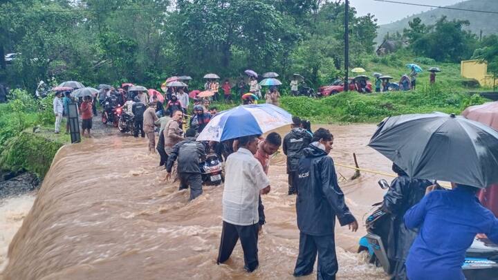 પરંતુ વાંગણ ગામમાં આવેલા ધોધમાં અચાનક પાણીનો પ્રવાહ વધતા 1200થી વધુ લોકો ફસાયા હતા. ઘટનાની જાણ થતા જ વાંસદા પોલીસના જવાનો સ્થળ પર પહોંચ્યા અને જીવના જોખમે તમામ લોકોને બચાવ્યા હતા.  તો સહેલાણીઓએ પણ વાંસદા પોલીસની આ કામગીરીને બિરદાવી આભાર માન્યો હતો.