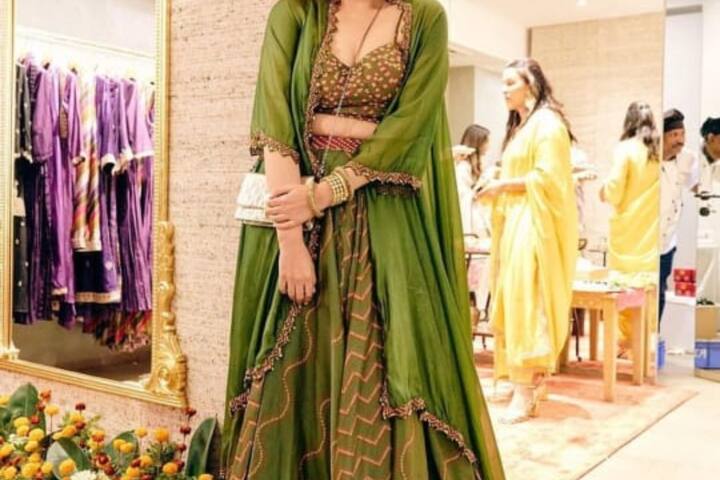 इसके अलावा आप ऐसा ग्रीन कलर का थ्री पीस मार्केट से खरीद सकती हैं या फिर टेलर से सिल्वा सकती हैं.