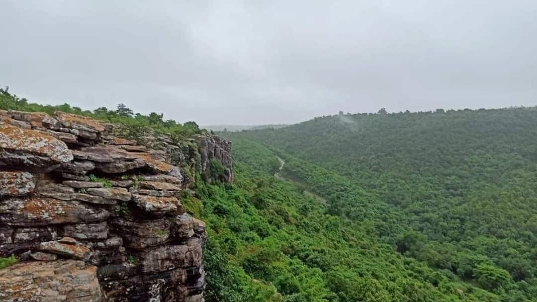 Bastar Michnar Hill crwoded during monsoon demand to convert into tourism place of Chhattisgarh ANN मिचनार हिल स्टेशन से मानसून में दिखती है बस्तर की प्राकृतिक सुंदरता, ट्रिप का बना सकते हैं प्लान