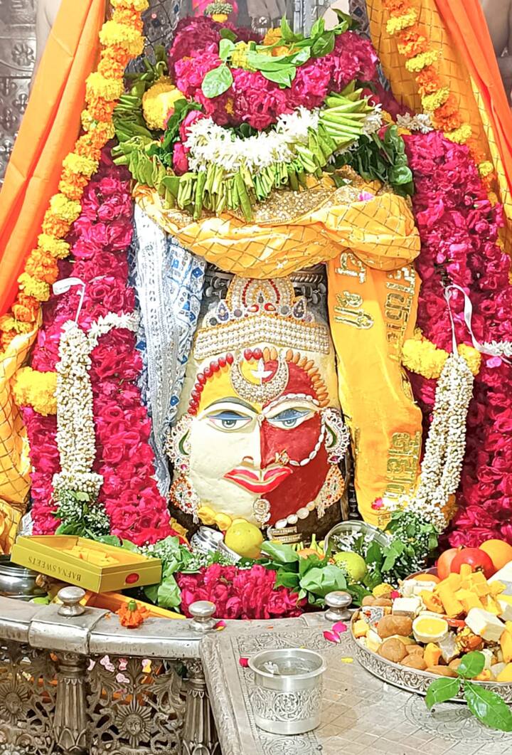 उज्जैन कलेक्टर नीरज कुमार सिंह मुख्यमंत्री के आदेश का पालन करते हुए पूरी रणनीति तैयार की. अब भगवान महाकाल की तीसरी सवारी में डमरू बजाने का वर्ल्ड रिकॉर्ड बनने जा रहा है. इस सवारी में 1500 से ज्यादा उज्जैन और बाहर से आए कलाकारों द्वारा डमरू बजाकर गिनीज बुक ऑफ वर्ल्ड रिकॉर्ड में अपना नाम दर्ज कराया जाएगा.