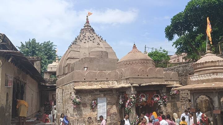 कहा जाता है कि करीब 1300 से 1400 साल पुराने मंदिर में स्थित शिलालेख इसके गौरवशाली अतीत को दर्शाते हैं. चट्टानों को काटकर बनाए गए मुख्य शिवालय में प्राचीनतम शिवलिंग के साथ भोलेनाथ के अन्य दुर्लभ मूर्तियां परिसर में हैं. इसके साथ ही चतुमुर्खी शिवलिंग समेत अन्य प्राचीन शिवलिंग और अन्य देव प्रतिमाएं हैं.