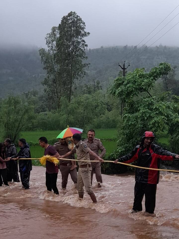 તો હાઈવે સુધી પાણી પહોંચતા વાહન વ્યવહાર પણ પ્રભાવિત થયો છે. ગણદેવી તાલુકાના 18 વિસ્તારમાંથી અત્યાર સુધીમાં 966થી વધુ લોકોને સુરક્ષિત સ્થળે ખસેડાયા છે
