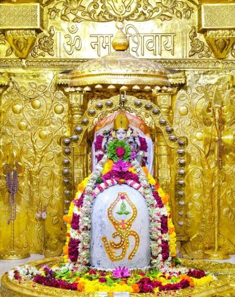 એવું માનવામાં આવે છે કે શ્રાવણ મહિનાના સોમવારે ભગવાન શિવની પૂજા કરવાથી વ્યક્તિની તમામ મનોકામનાઓ પૂર્ણ થાય છે અને જીવનમાં આવતી અનેક પ્રકારની સમસ્યાઓ દૂર થાય છે.