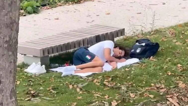 Paris olympic gold medalist thomas ceccon sleeps in park Paris Olympics 2024: பாரீஸ் ஒலிம்பிக்..தங்கம் வென்ற வீரர்!மரத்தடியில் தூங்கிய அவலம்!