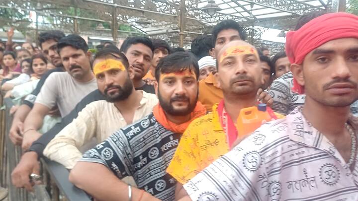 प्रयागराज से आए श्रद्धालु पदम सिंह ने बताया कि भगवान महाकाल के दरबार में दर्शन का अद्भुत आनंद है.