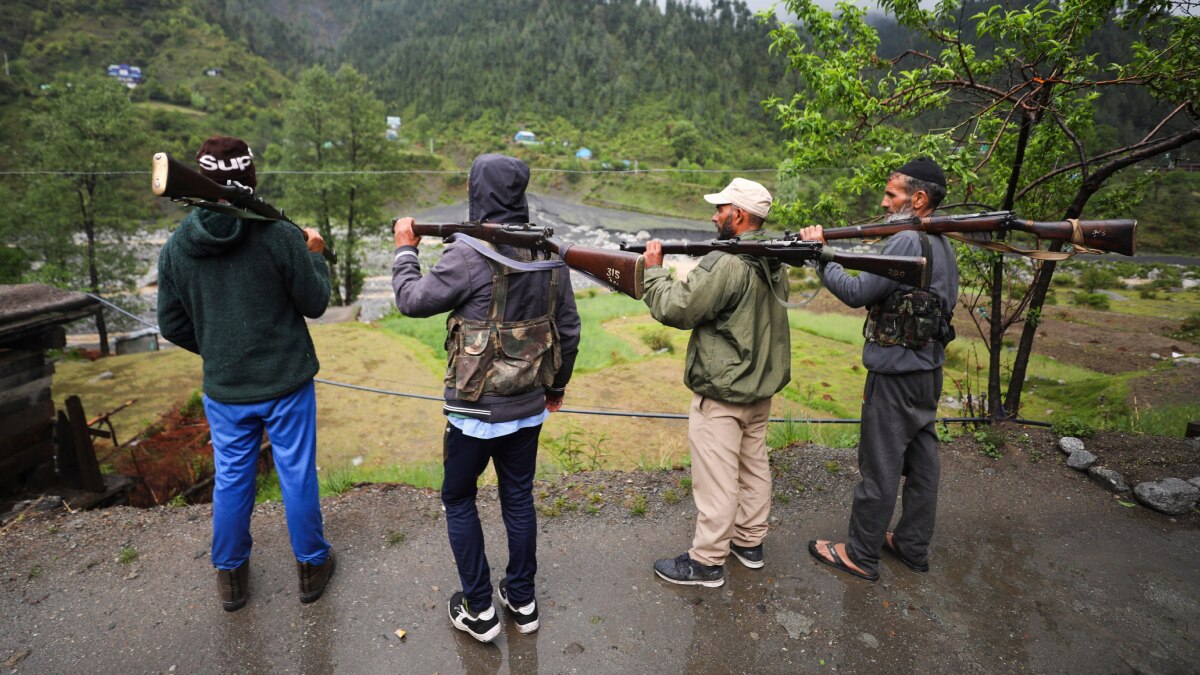 जम्मू-कश्मीर के डोडा में वीडीजी के साये में शादी के बंधन में बंधे कपल, जानें कैसे लोगों को सुरक्षा दे रही VDG?