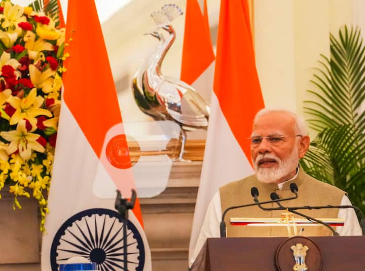 पत्रकार ने पूछा कि नरेंद्र मोदी का नाम सुनकर आपके जहन में सबसे पहला क्या ख्याल आता है? अवध ओझा इसपर चुप रह गए.