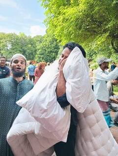 Bangladesh : कुणी टीव्ही उचलली, तर कुणी बॅग, घड्याळ, बकरी-बदक आणि खुर्चीही सोडली नाही; शेख हसीनांच्या घरातून आंदोलकांनी काय-काय लुटलं?