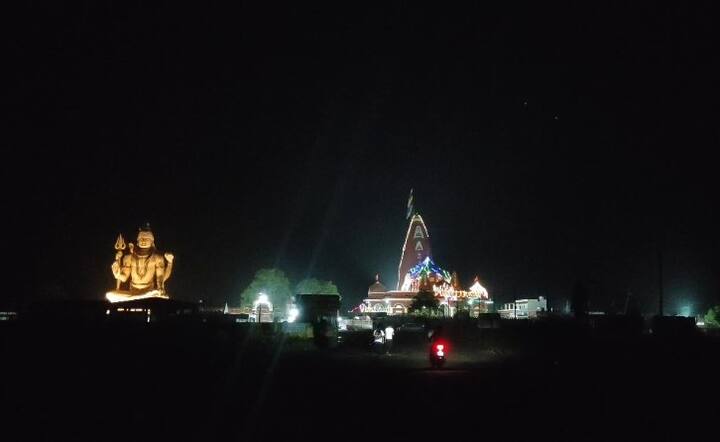 નાગેશ્વર જ્યોતિર્લિંગના પરિસરમાં ભગવાન શિવની ખૂબ જ આકર્ષક ધ્યાન મુદ્રામાં વિશાળ પ્રતિમા બનાવવામાં આવી છે, જેના કારણે મંદિર 3 કિલોમીટર દૂરથી દેખાય છે.