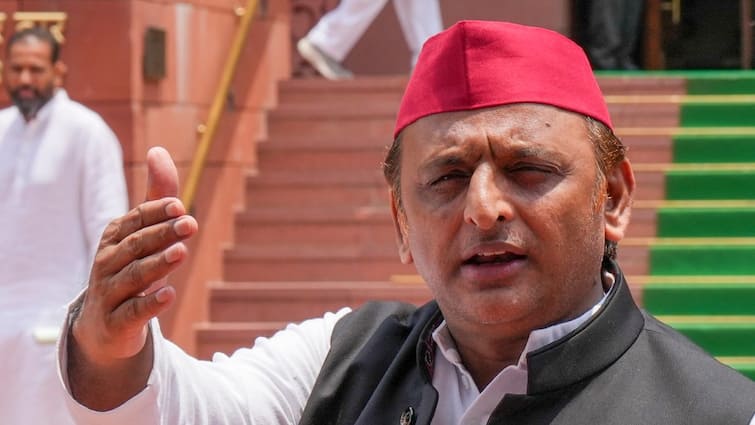 UP politics Akhilesh Yadav repeating the mistake of 2022 elections by playing Brahmin card harishankar tiwari 2022 की गलती तो नहीं दोहरा रहे अखिलेश यादव? 2027 में सफल हो पाएगी पुरानी चाल!