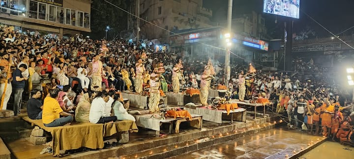 काशी के दशास्वमेध घाट पर आयोजित होने वाली दैनिक आरती का स्थल बढ़ते जलस्तर की वजह से तीसरी बार बदला गया है. जिससे घाटों से श्रद्धालु को दूर रहने का निर्देश दिया गया है.
