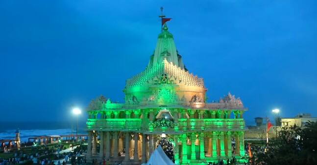 શ્રાવણ મહિનાને લઈ સોમનાથ મહાદેવ મંદિર પરિસરને રંગબેરંગી રોશનીથી સજાવાયું હતું.