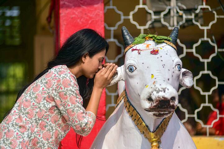 শিব তাণ্ডব স্তোত্র পাঠ করতে পারলে কঠিন সময়ে অপার মনোবল পাওয়া যায়। শিবকে এই স্তোত্রে যেভাবে, যে যে বিশেষণে ভূষিত করা হয়েছে তা অনন্য।