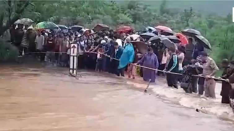 Gujarat Flood-like situation in Dang  Navsari due to heavy rains 1200 tourists stranded  Gujarat: गुजरात के डांग और नवसारी में बाढ़ जैसे हालात, जानें- पुलिस ने 1200 पर्यटकों को कैसे सुरक्षित निकाला बाहर?