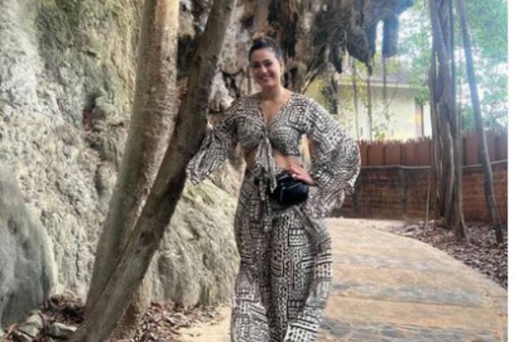 श्वेता तिवारी की ये ड्रेस भी आपकी ट्रिप को यादगार बना देगी. आप इसे पहनकर काफी खूबसूरत लगेगी.