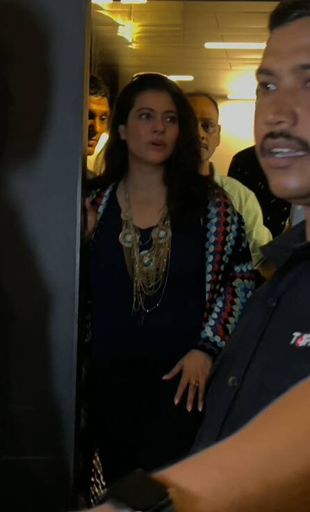 काजोल के बंगले ‘शिव शक्ति’ के बाहर एक्ट्रेस के बर्थडे पर भारी संख्या में फैंस पहुंचे. इस दौरान पैपराजी और अपने चाहने वालों से मिलने के लिए काजोल भी घर से बाहर आई.