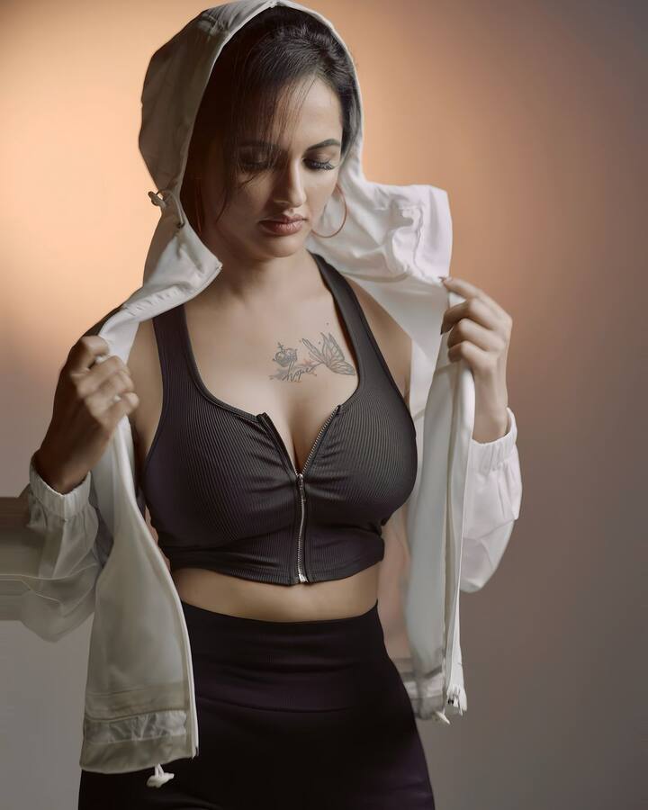 సీరియల్స్ లో సంప్రదాయబద్దంగా కనిపించే ఈ భామ, సోషల్ మీడియాలో అందాల విందుతో అలరిస్తుంది. Photo Credit: Jyothi Poorvaj/Instagram