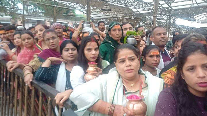 यहां पर पहली बार दर्शन करने के लिए आए हैं. दिल्ली से दर्शन करने उज्जैन पहुंचे प्रशांत शर्मा ने बताया कि वह 2 घंटे तक लगातार कतार में चलते रहे इसके बाद उन्हें भगवान महाकाल के अद्भुत दर्शन हुए हैं.