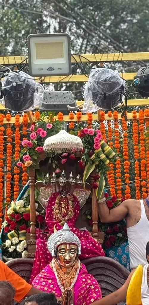 इसके बाद भगवान अलग-अलग तीन रूपों के साथ नगर भ्रमण पर निकले. भगवान महाकाल की तीसरी सवारी में डेढ़ हजार से ज्यादा डमरू वादक आकर्षण का केंद्र रहे. भगवान महाकाल सावन और भादो मास में नगर भ्रमण पर निकलते हैं.