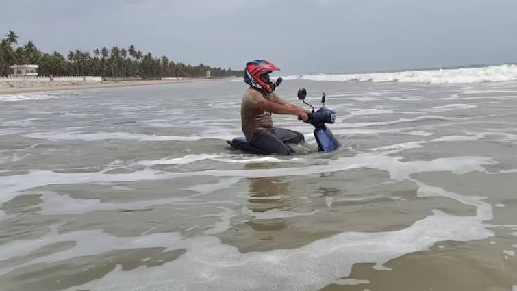 Monsoon 2024 Waterproof Electric Scooter How to Use it Range Features Models know details here सड़क पर दौड़ाएं या समंदर में डुबोएं! खूब वाहवाही लूट रहा ये वाटरप्रूफ इलेक्ट्रिक स्कूटर