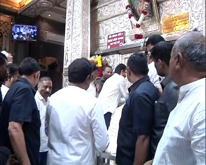 आज श्रावण महिन्यातील पहिला सोमवार आहे, त्या पार्श्वभूमीवर देखील राज ठाकरेंनी अक्कलकोटला देखील भेट दिली.