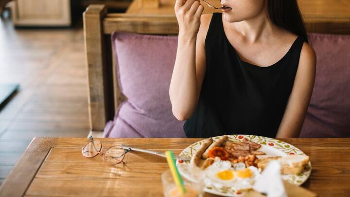 According to health experts, if after eating anything, you feel severe stomach pain, vomiting and diarrhea every half an hour, indigestion, headache, excessive fatigue and weakness, fever, then these can be symptoms of food poisoning. Although this can happen at any age, but this problem is more common in children.