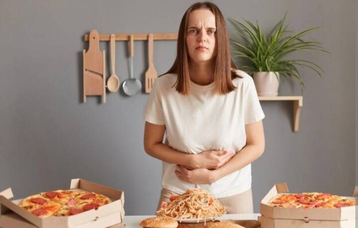 If eating something bad causes vomiting and diarrhea along with fever, blood in diarrhea, repeated vomiting and only water comes out, dry mouth, rashes on the body, if these problems persist for more than three days, then you should immediately go to the doctor.