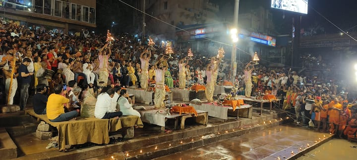 अब मां गंगा की आरती को सीढ़ियों पर संपन्न कराया जा रहा है. इससे पहले भी बढ़ते जलस्तर की वजह से दो बार गंगा आरती का स्थान बदला जा चुका है.