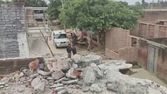 In Pics: बरेली में युवती के अपहरण पर बवाल, गुस्साए लोगों ने आरोपी का घर फूंका, पुलिस की गाड़ी तोड़ी